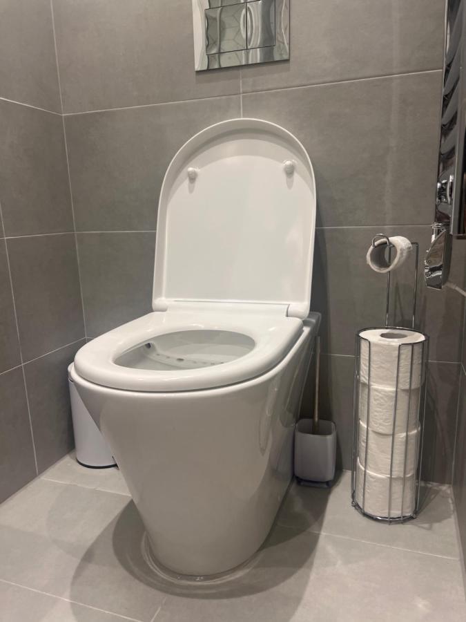 הית'רו London Heathrow Airport Apartment Voyager House Terminal 12345 - Ev Electric And Parking Available מראה חיצוני תמונה