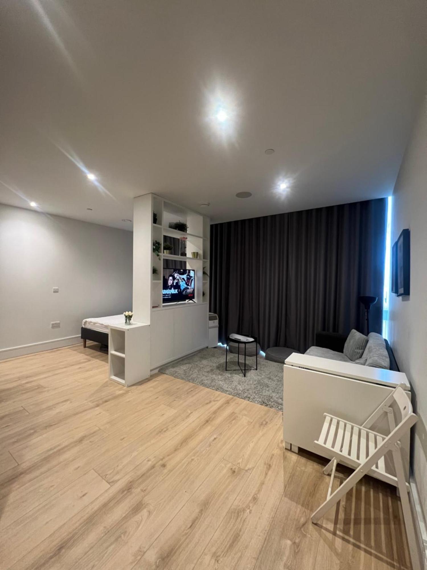 הית'רו London Heathrow Airport Apartment Voyager House Terminal 12345 - Ev Electric And Parking Available מראה חיצוני תמונה