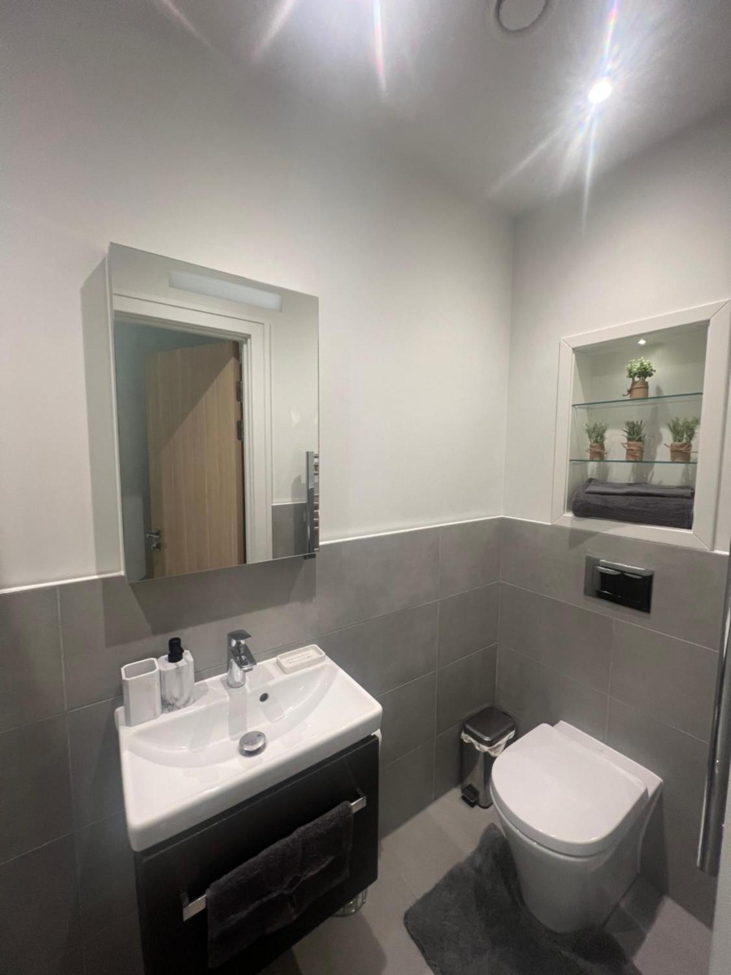הית'רו London Heathrow Airport Apartment Voyager House Terminal 12345 - Ev Electric And Parking Available מראה חיצוני תמונה